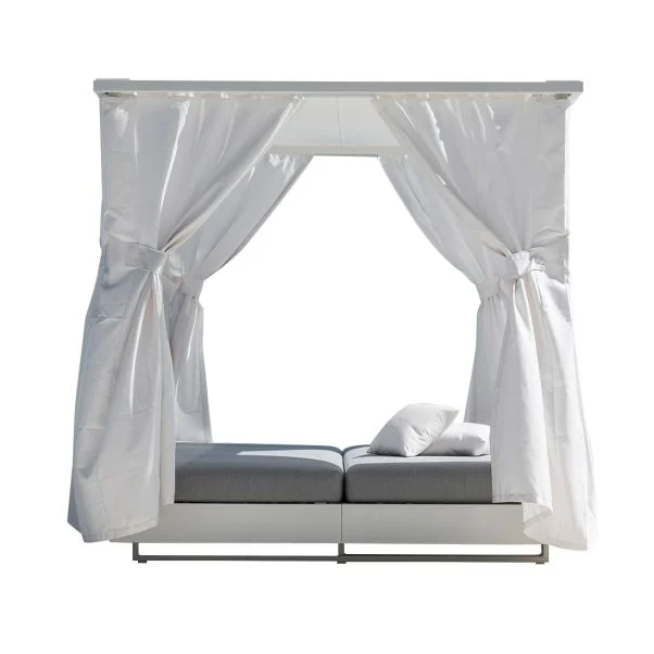 Tips To Arrange Your Outdoor Daybed For Privacy